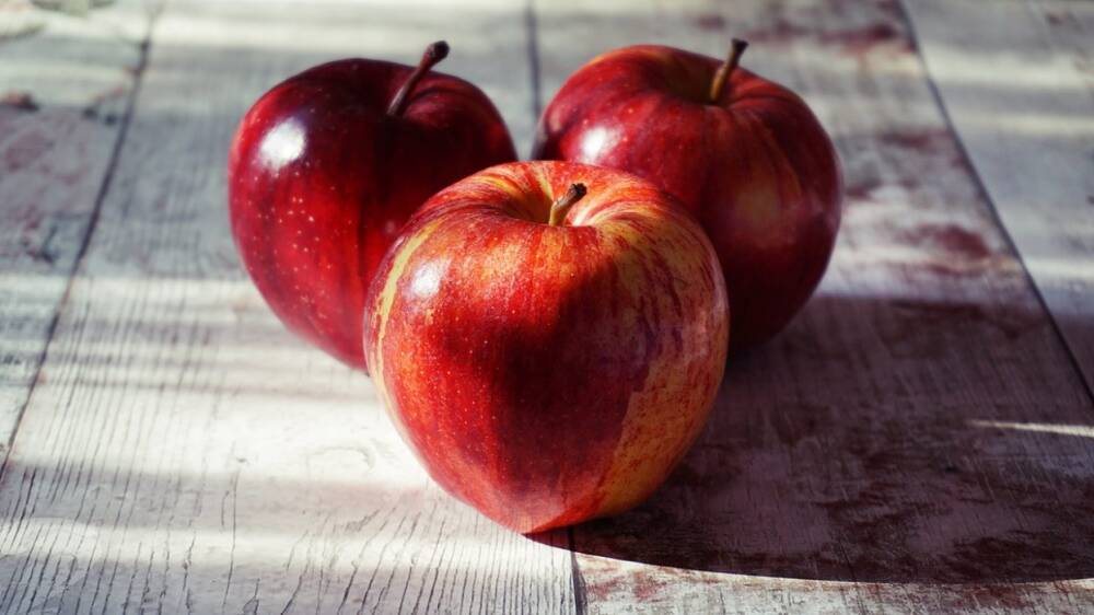 Нутрициолог рассказала, чем могут быть опасны яблоки