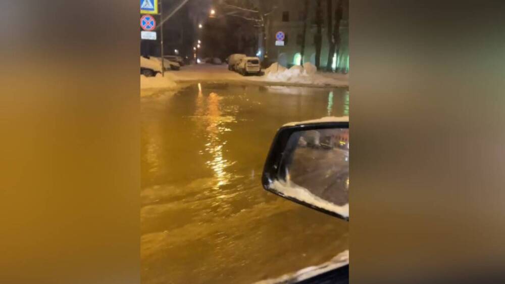 Кадры «потопа» на Зольной в Петербурге опубликовали в Сети