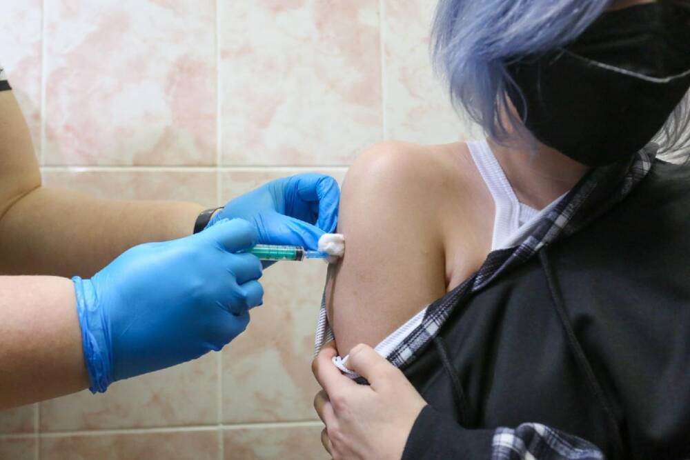 Вакцинация подростков от COVID-19 началась в Новосибирске