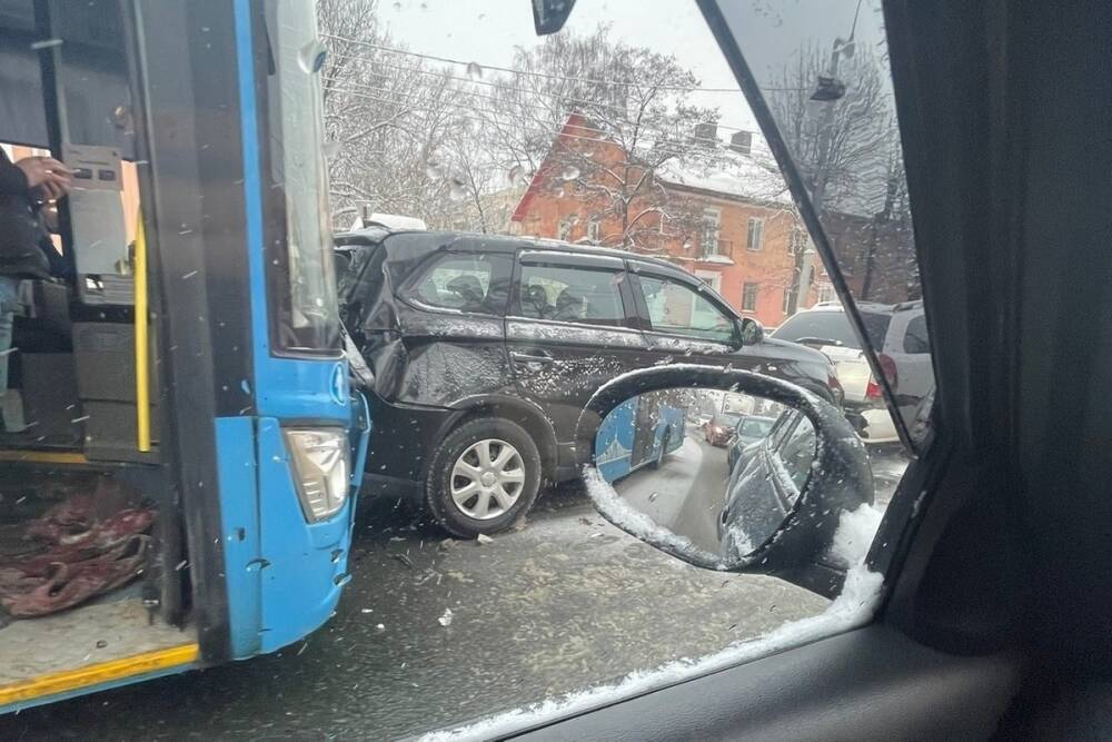 Из-за аварии на улице Орджоникидзе в Твери собирается пробка