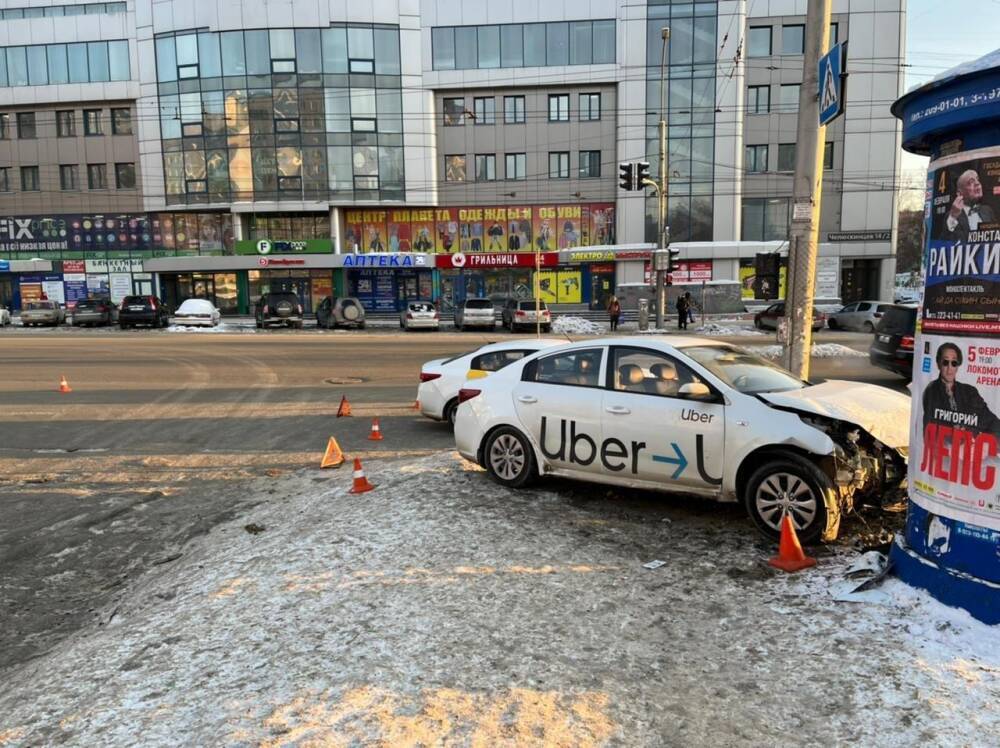«Люди кинулись помогать дедушке»: пассажир такси Uber раскрыл подробности ДТП с гибелью 86-летнего мужчины в Новосибирске