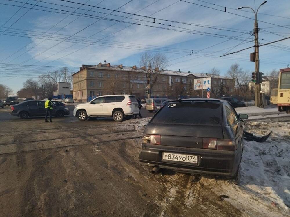 В Челябинске на трамвайных путях столкнулись три автомобиля