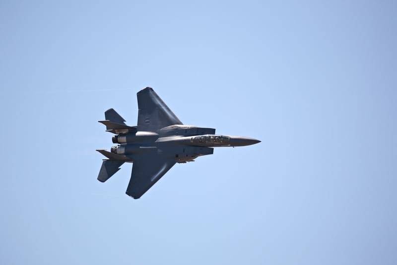 Власти Японии ищут пропавший самолет F–15 и мира