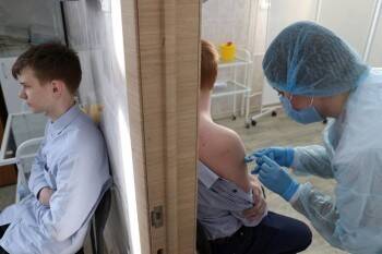На Вологодчине первым подросткам сделали прививку от коронавируса