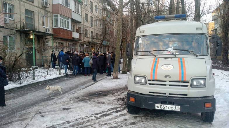 В Ростове развернули сборный эвакуационный пункт рядом с аварийным домом в пер. Кривошлыковском