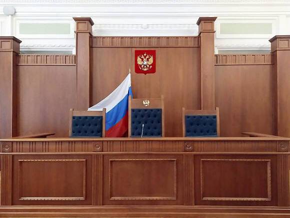 Петербуржец потребовал через суд остановить работу судов из-за «омикрона»
