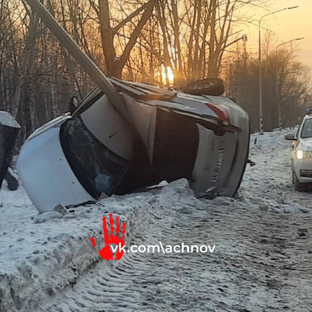 В Челябинске отечественный автомобиль врезался в столб. Есть пострадавший