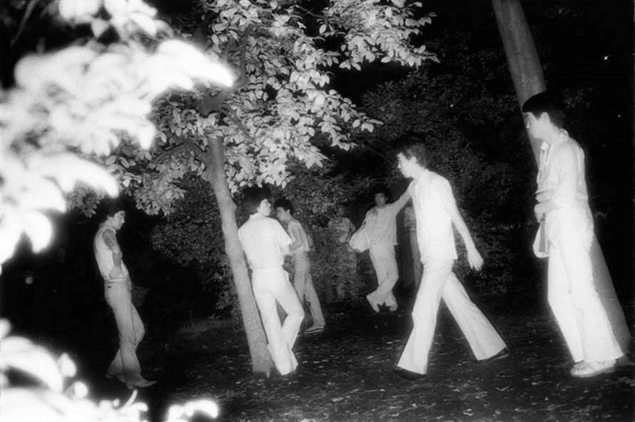 Умер культовый японский фотограф, много лет снимавший по ночам парочки в парках