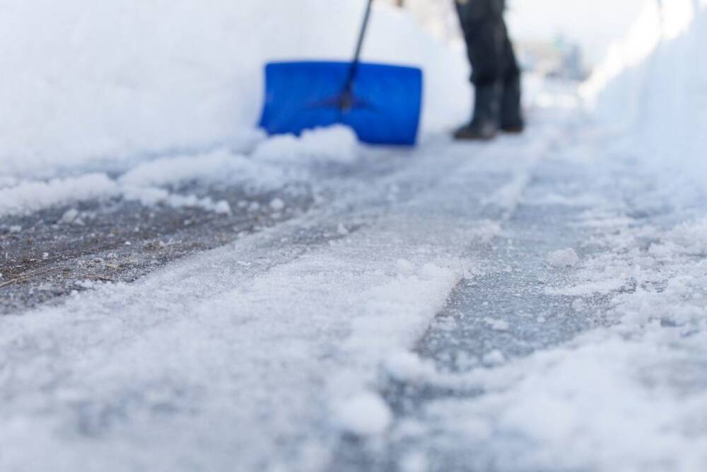 Убирать снег с дорог в Тосно вывели бывших алкоголиков и наркоманов