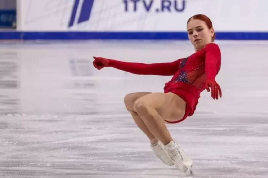 В сети появилось видео, как Трусова проходила проверку перед заездом на олимпийскую базу. ВИДЕО