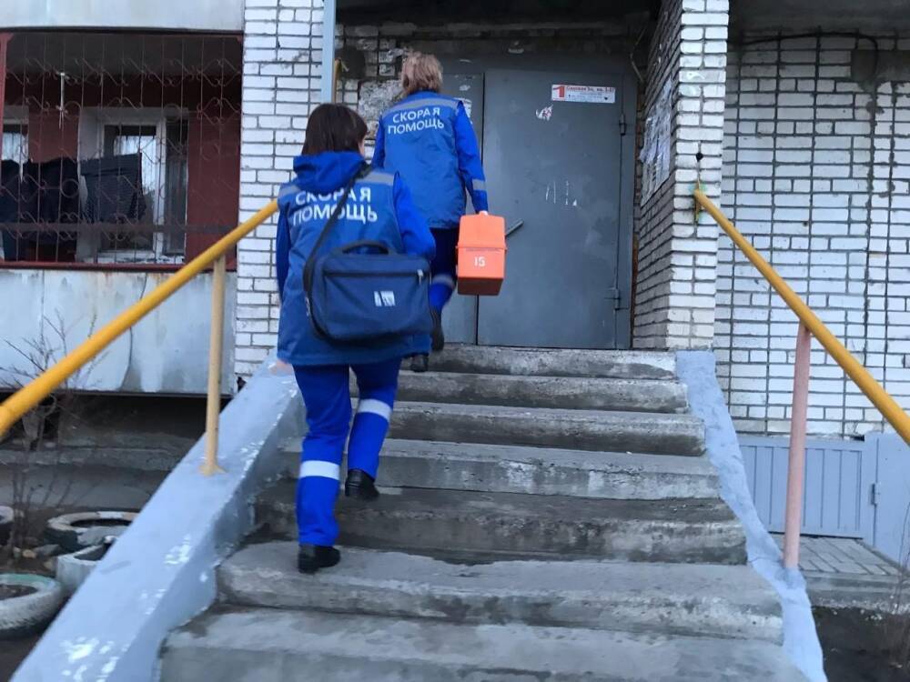 В Санкт-Петербурге мужчина выпал из окна многоэтажки на школьницу