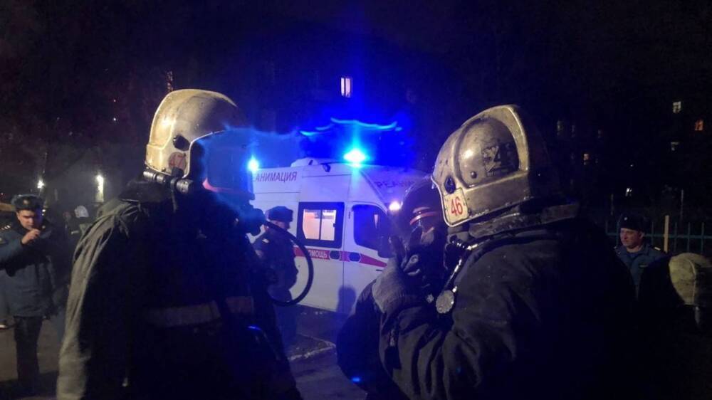 Десять сотрудников МЧС тушили пожар в одном из жилых домов Петербурга