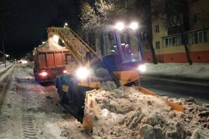 В Курске дорожники в ночь на 9 февраля освободили улицы от 566 тонн снега
