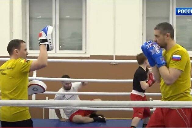 Осипов потренировался с боксёрами в новом здании спортшколы в Чите