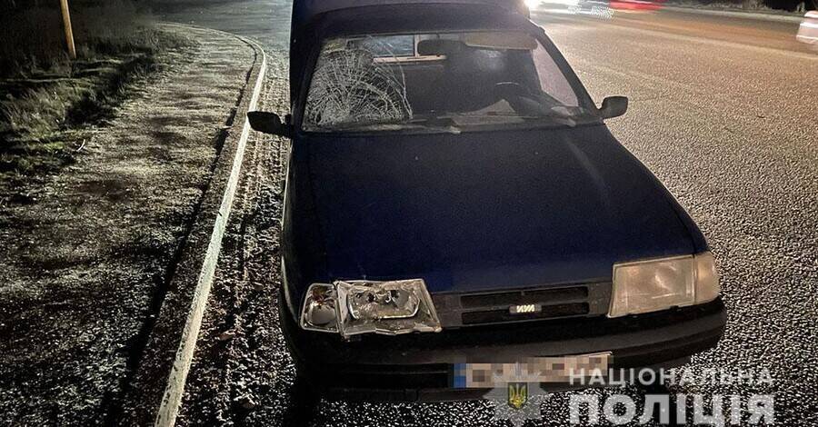 В Запорожье автомобиль сбил двух девушек на перекрестке. Пострадавшие в тяжелом состоянии