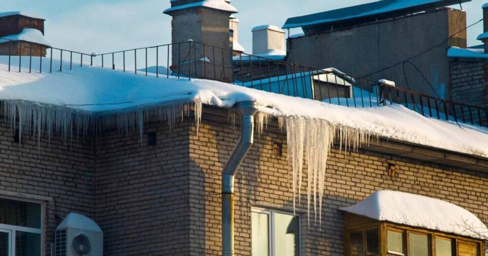 В Петербурге рабочие сбили глыбу льда и повредили водосточные трубы