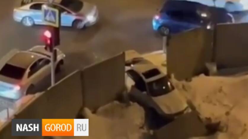 На кольце 50 лет ВЛКСМ после столкновения автомобиль влетел в бетонное ограждение
