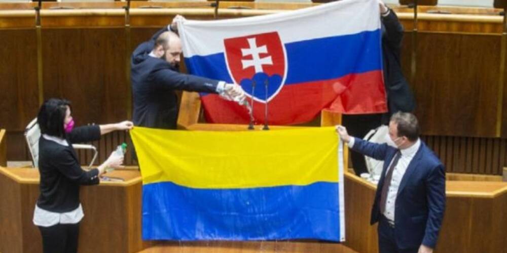 Украина требует официальных извинений и угрожает ответом из-за инцидента с флагом в Словакии