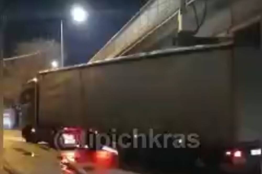 Водитель фуры в Краснодаре застрял под Садовым мостом