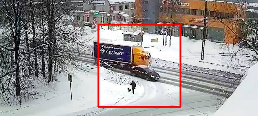 Грузовик протаранил легковушку на одной из улиц Петрозаводска (ВИДЕО)
