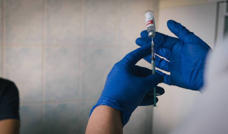 Вакцина от коронавируса для тюменских подростков поступит в регион в середине февраля