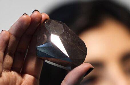 Покупатель самого большого черного алмаза в мире расплатился за него криптовалютой