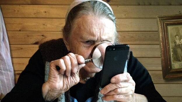 Смартфони для пенсіонерів від Зеленського: оператори обмірковують тарифами