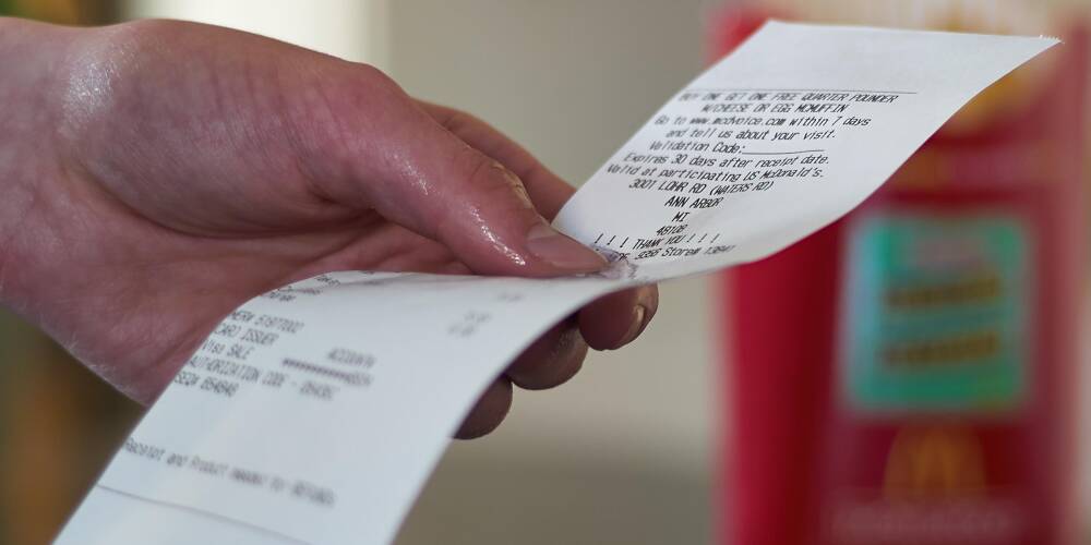 Эксперт объяснила, почему необходимо забирать чеки на кассе и в банкоматах