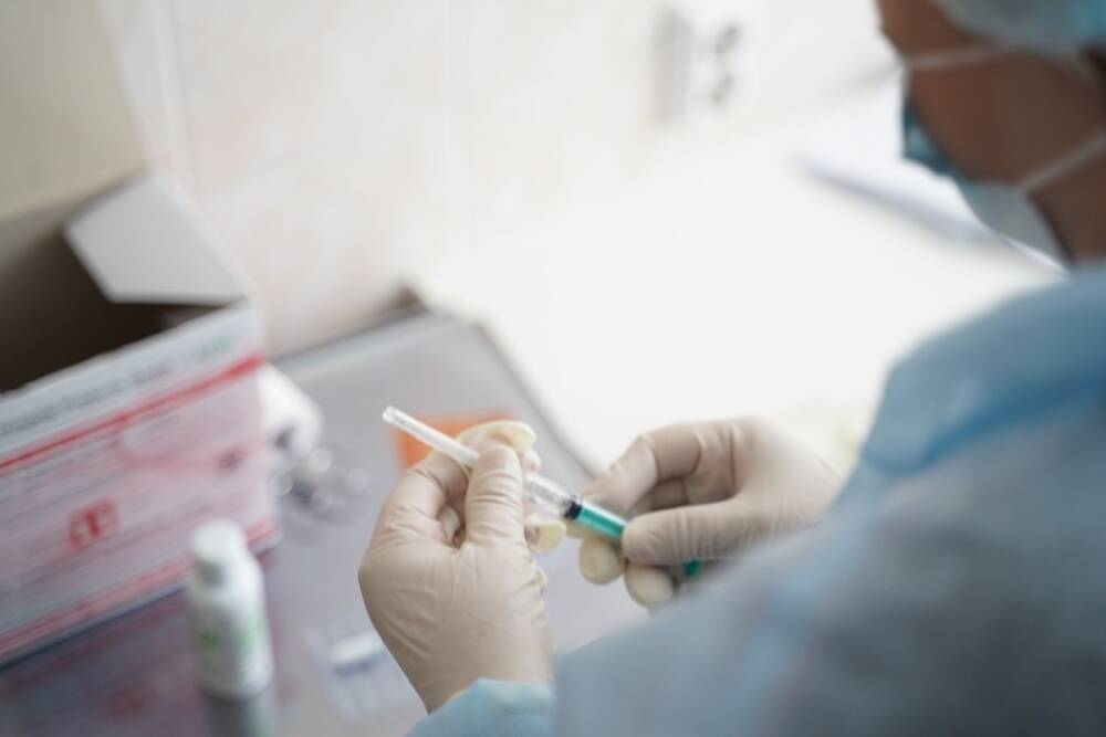 Больше 100 подростков вакцинировались от коронавируса в Тверской области