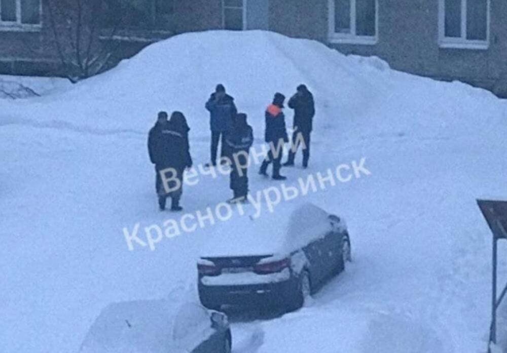 В Краснотурьинске перед приездом депутата Госдумы 20 человек убирали снег во дворе дома