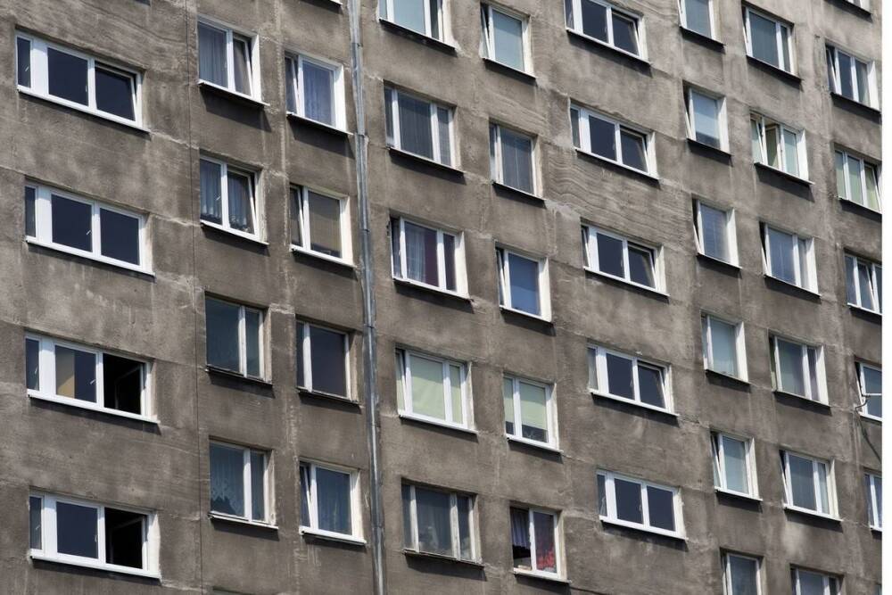Девушка выпала с 6-го этажа после попытки изнасилования пьяным знакомым в Шушарах