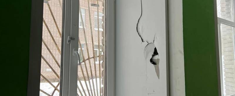 Неизвестные вандалы повредили восемь окон в Череповецкой школе