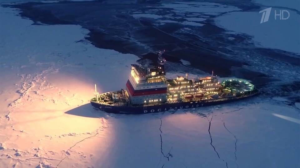 Из порта Певек в Архангельск вышел караван судов, который ведет атомный ледокол «Арктика»