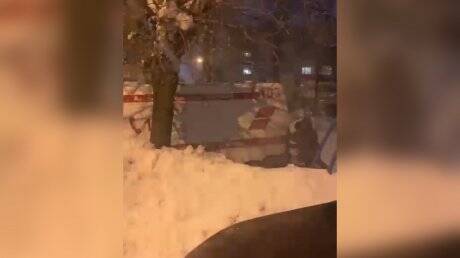 Жителям Пензы пришлось выталкивать увязшую в снегу скорую