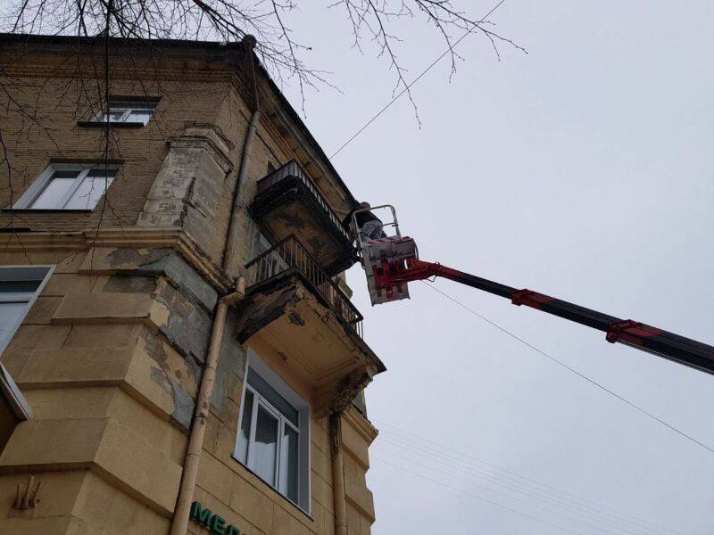 Жильцы просят УК не демонтировать разрушающихся балконы с дома в центре Воронежа
