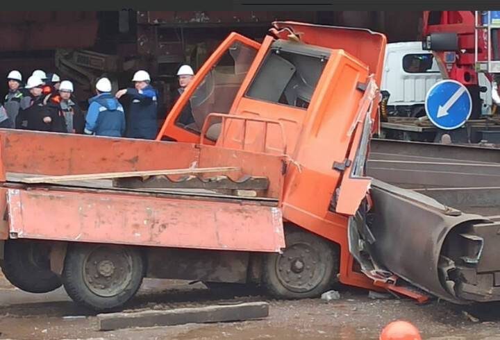 В Петербурге рабочий Балтийского завода пострадал при обрушении створки ворот цеха