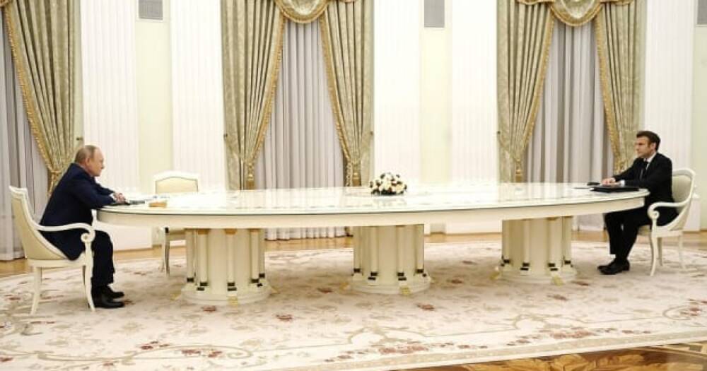 ДНК и стол в 4 метра: СМИ узнали, почему Макрона держали на расстоянии от Путина