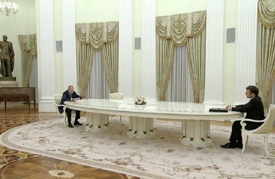 Названа причина появления длинного стола на переговорах Путина и Макрона