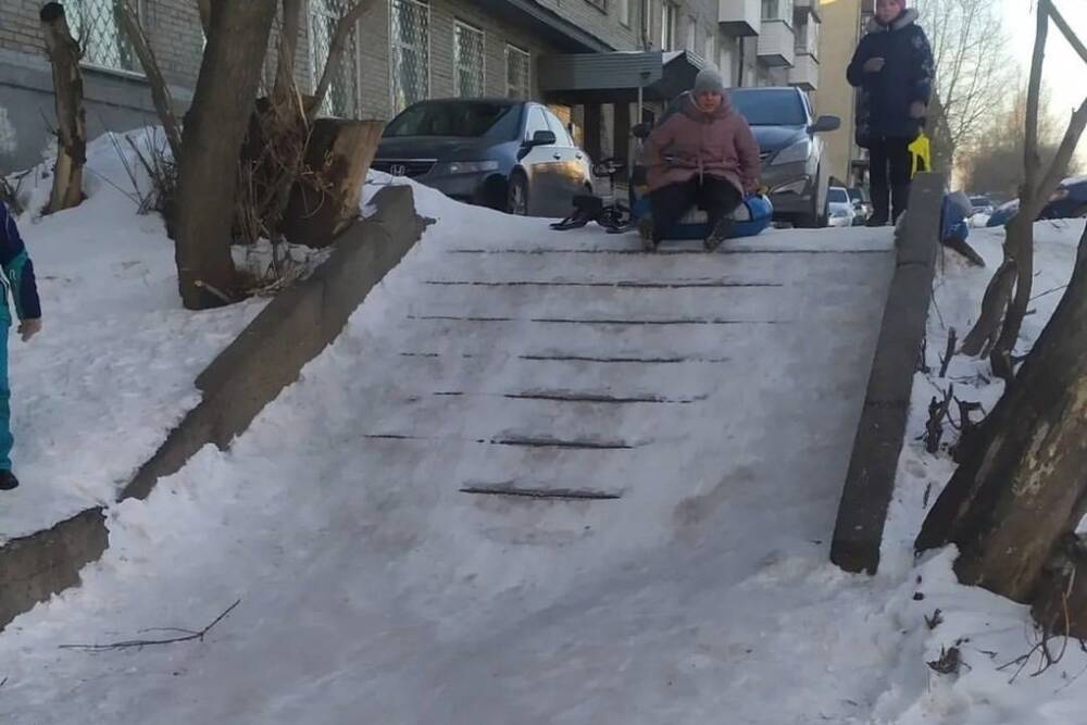 Новосибирцы превратили неочищенную лестницу в ледяную горку