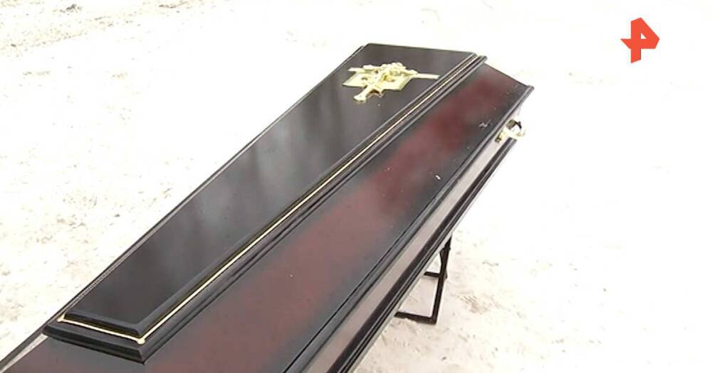 Много трупов: ритуальщик объяснил путницу с покойными на похоронах