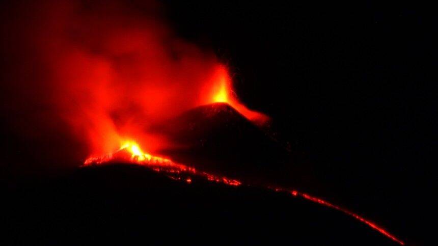 Мощное извержение вулкана Этна на Сицилии сняли на видео