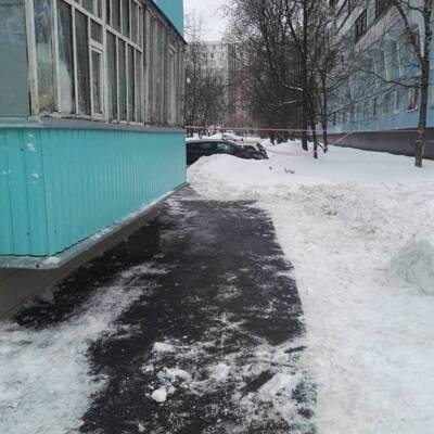 В центре Москвы на женщину с жилого дома упала наледь