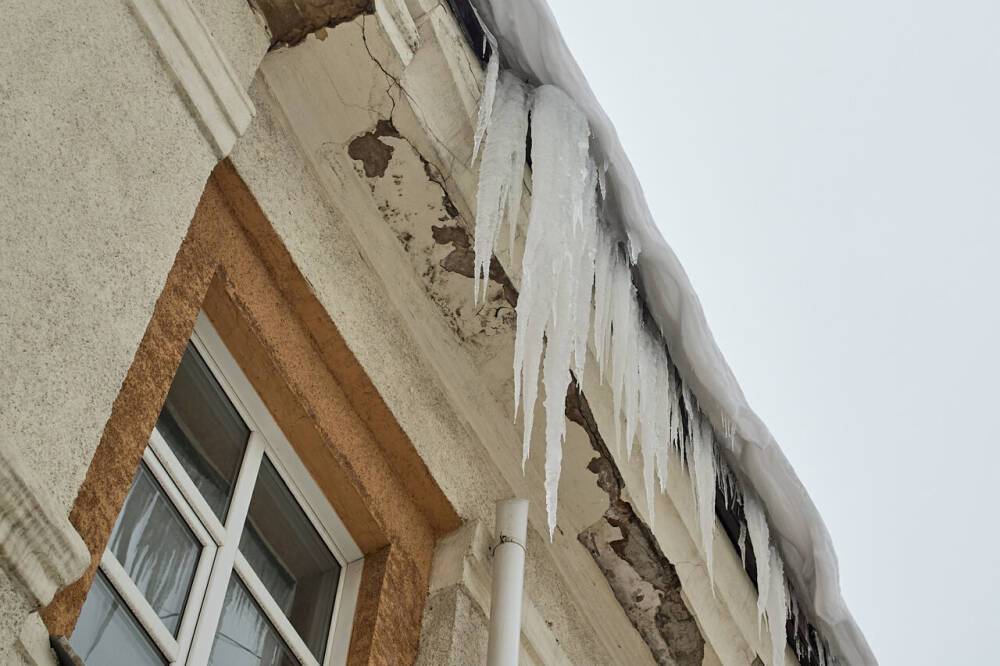 Москвичка попала в больницу с переломами после падения глыбы льда с крыши
