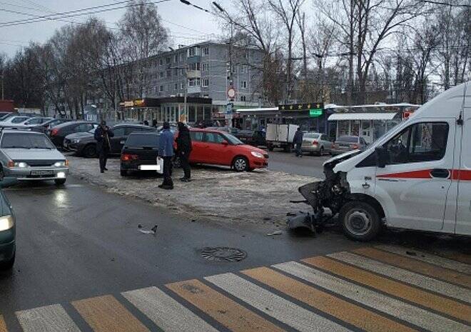 В массовом ДТП со «скорой» в Дашково-Песочне пострадал водителе ВАЗа