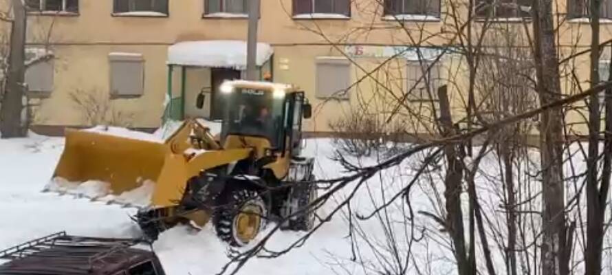 Трактор застрял, пытаясь убрать от снега двор в городе Карелии (ВИДЕО)