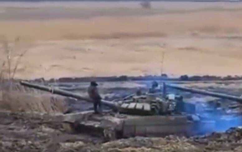 Российские танки наглухо завязли в земле возле Украины. Видео | Новости и события Украины и мира, о политике, здоровье, спорте и интересных людях