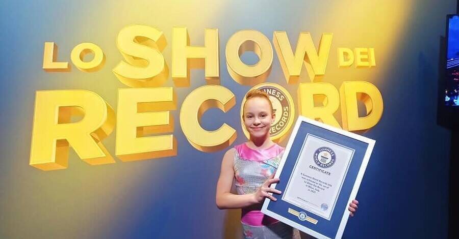 11-летняя украинка София Теплая установила рекорд Гиннеса в тройной складке