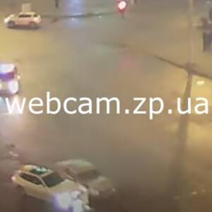 В центре Запорожья водитель угнал «Волгу» и попал в ДТП, пытаясь уйти от полиции. Видео