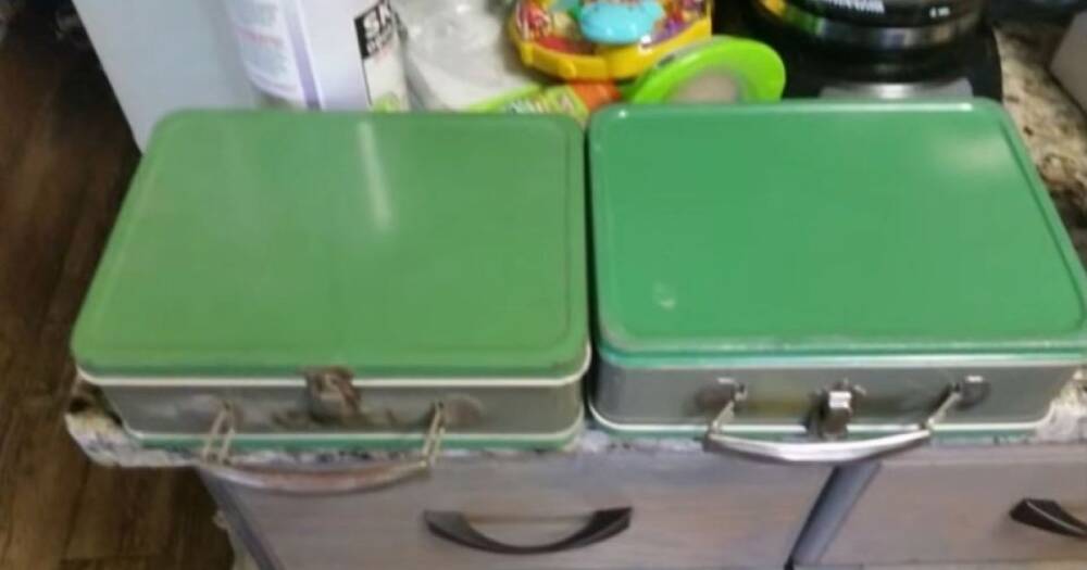 В США мужчина нашел два чемодана с деньгами во время ремонта в своем доме (фото)