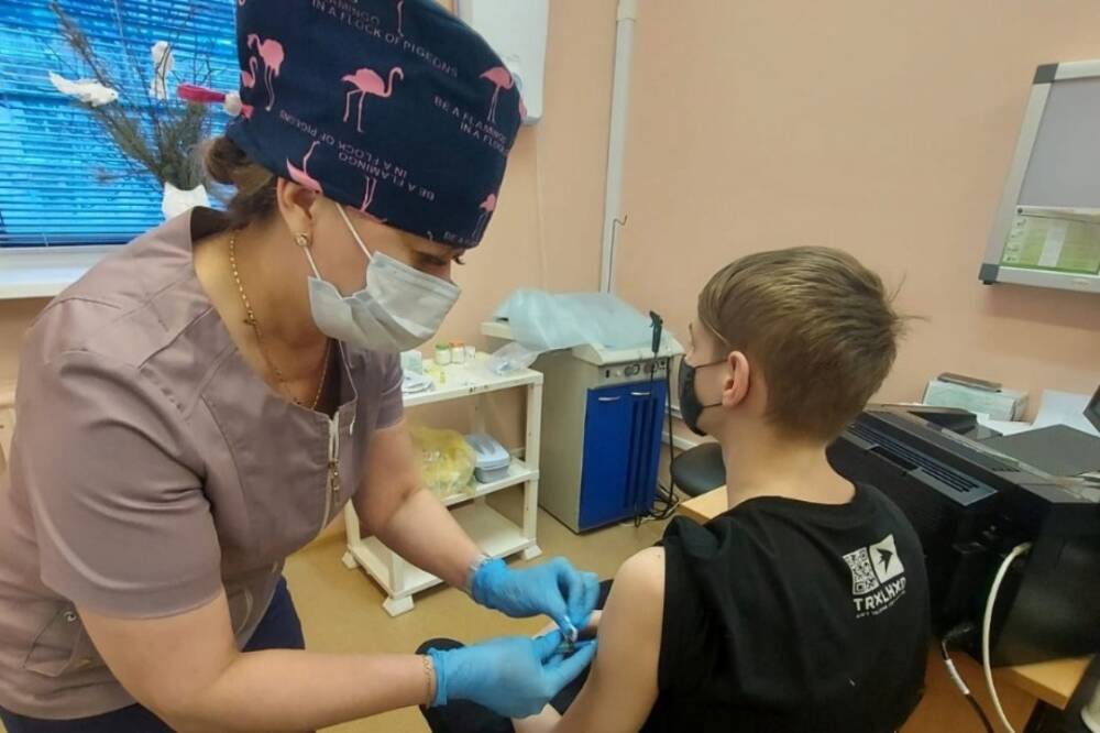В Карелии десятки подростков вакцинировались от коронавируса